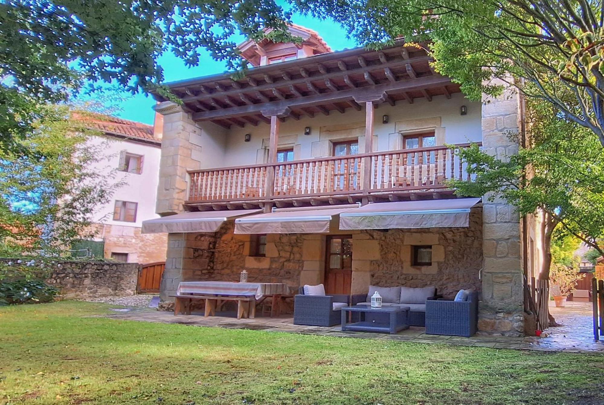 Apartamentos Palacion De Santillana Santillana del Mar Exterior photo
